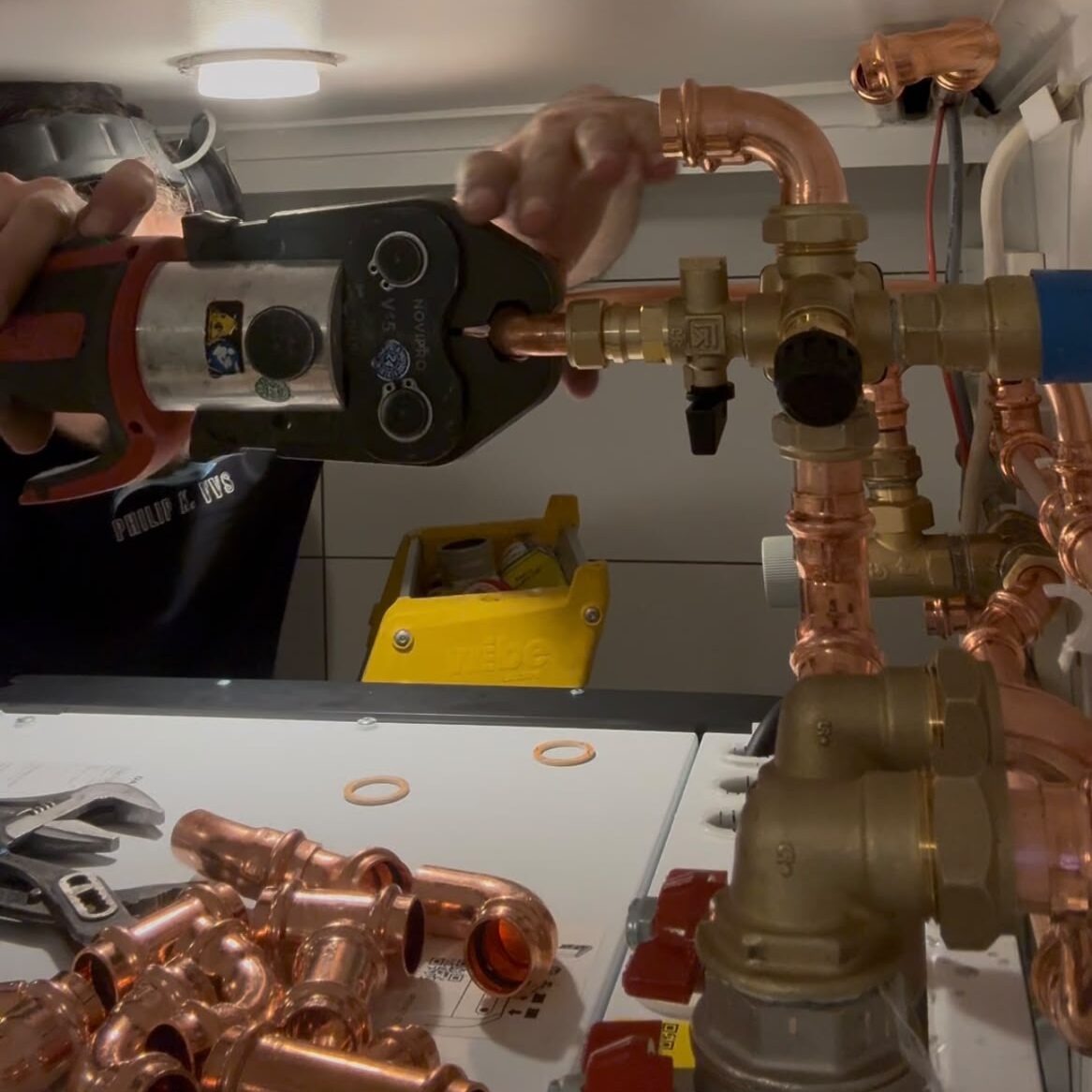 Professionell rörinstallation med pressteknik för en säker och långsiktig VVS-lösning.