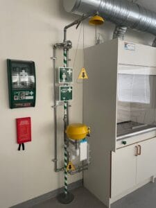 Installerad nöd- och ögondusch i NO-sal på Näsbydalskolan i Täby