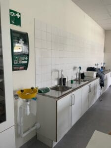 Installation av ögondusch och diskhoar i NO-sal på Näsbydalskolan i Täby